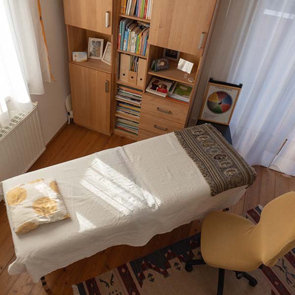 Massageliege im Behandlungsraum